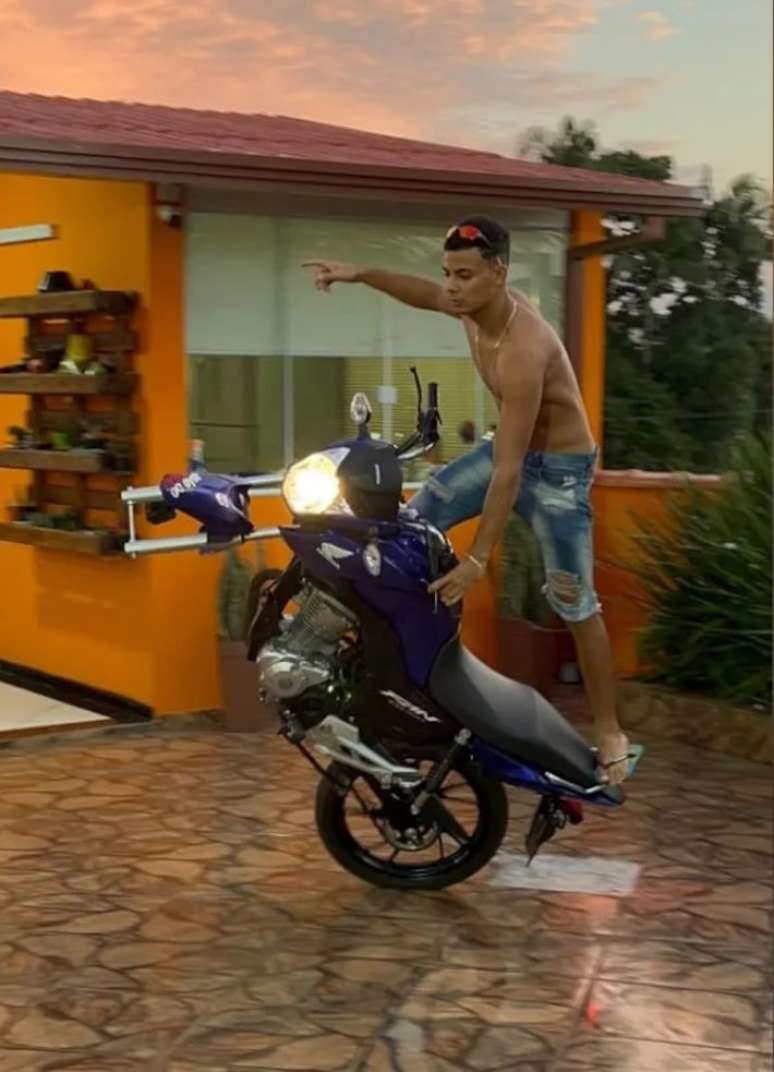No Instagram, onde tem mais de 8,2 milh&otilde;es de seguidores, influenciador publicava v&iacute;deos ostentando itens de luxo e dando 'grau' em motocicletas