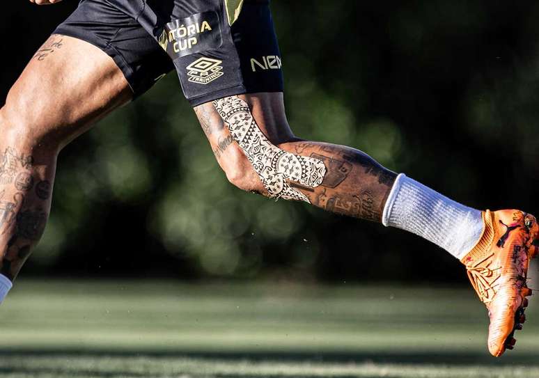 Neymar treinou com proteção no joelho esquerdo –