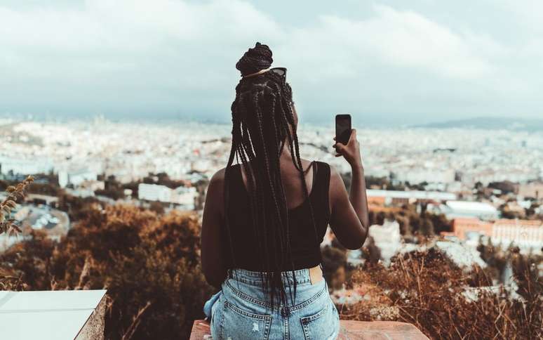 Viajar sozinho(a) após um término é abrir espaço para novas experiências, conexões sinceras e um mergulho no autoconhecimento. /