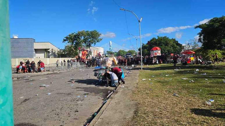 Torcedores e ambulantes se protegendo &ndash;