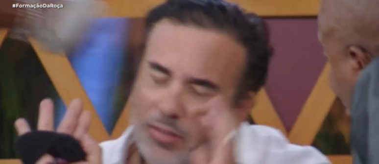 క్రియో ఫాబియానోను పంచ్‌తో కొట్టాడు