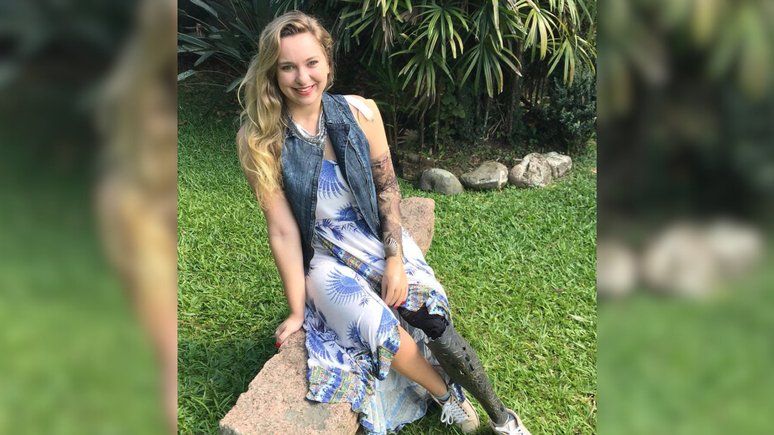 Lu&iacute;sa Janssen Harger da Silva estava em uma plataforma da esta&ccedil;&atilde;o Atlantic Avenue, acompanhada do namorado, quando desmaiou e caiu nos trilhos. Ela foi atropelada e perdeu o bra&ccedil;o e a perna esquerda.