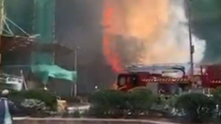 Pelo menos quatro pessoas morreram em um grande incêndio que atingiu vários prédios de apartamentos em Hong Kong.