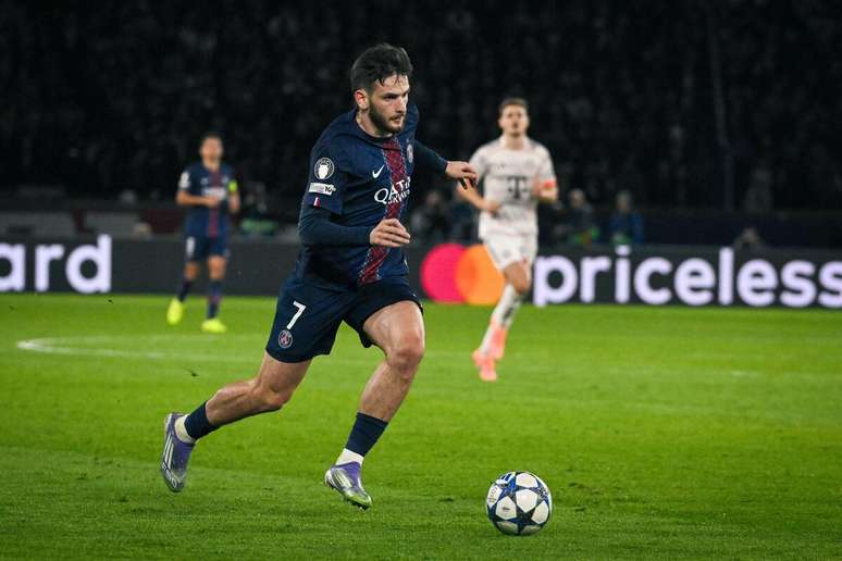 Khvicha Kvaratskhelia (PSG) durante jogo contra o Bayern de Munique, no dia 04.11.2025