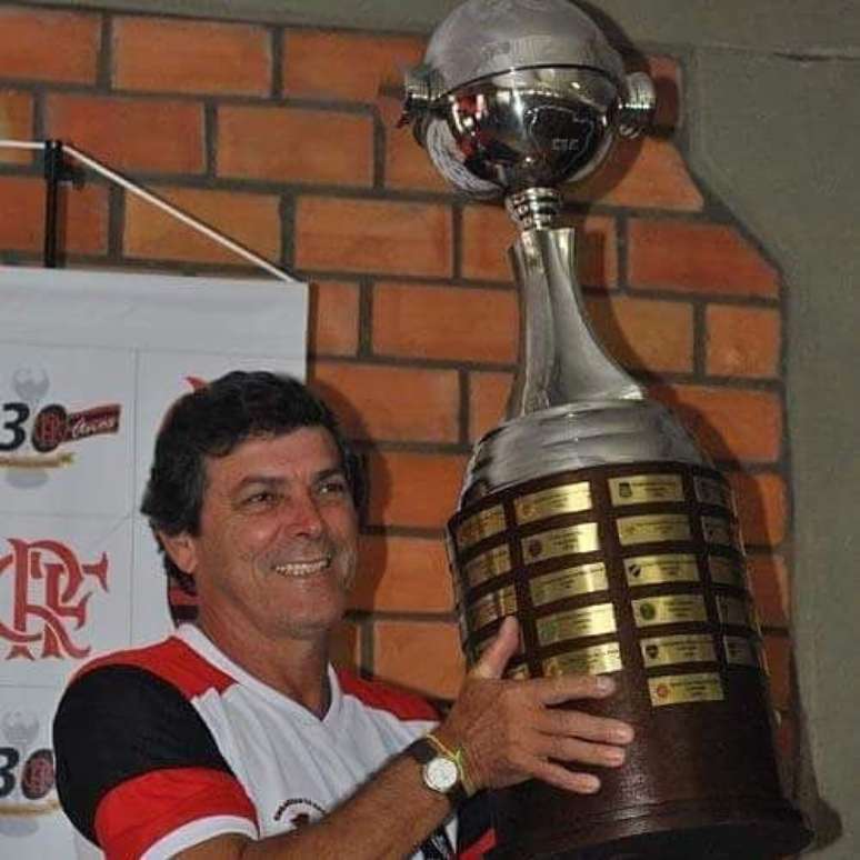 Zico segura troféu da Copa Libertadores da América
