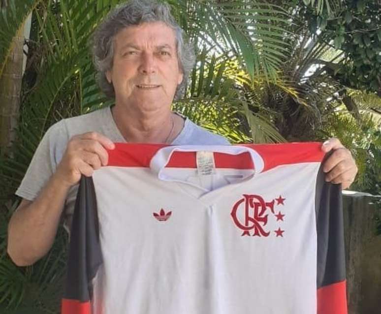 Lico mostra camisa utilizada em final de Mundial
