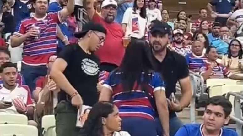 : Torcedora do Fortaleza hostilizando torcedores do Flamengo em jogo no Castelão