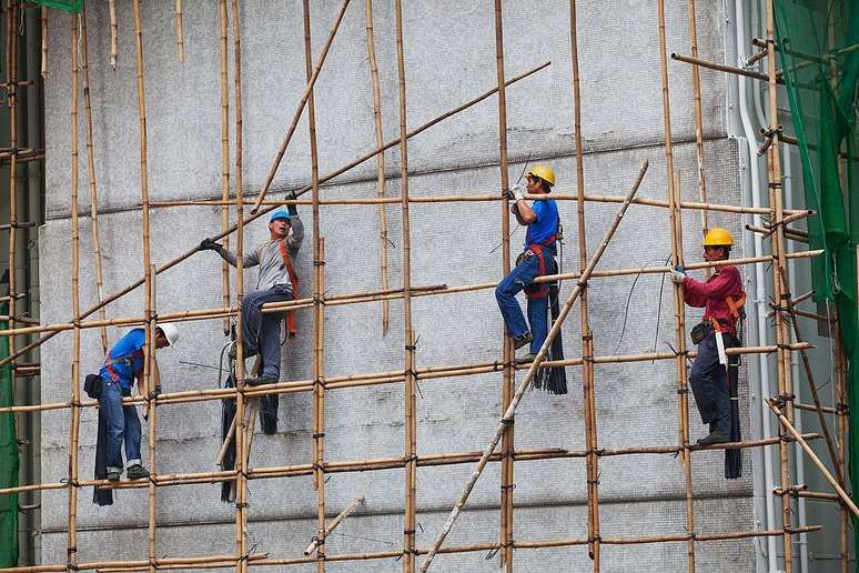 Muitos andaimes em Hong Kong s&atilde;o feitos de bambu &mdash; o que faz parte da paisagem urbana da cidade