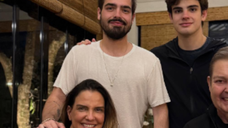 ఫస్టావో తన కుటుంబంతో పాటు అరుదైన ఫోటోలో కనిపిస్తాడు మరియు అతని ప్రదర్శన దృష్టిని ఆకర్షిస్తుంది / పునరుత్పత్తి: Instagram