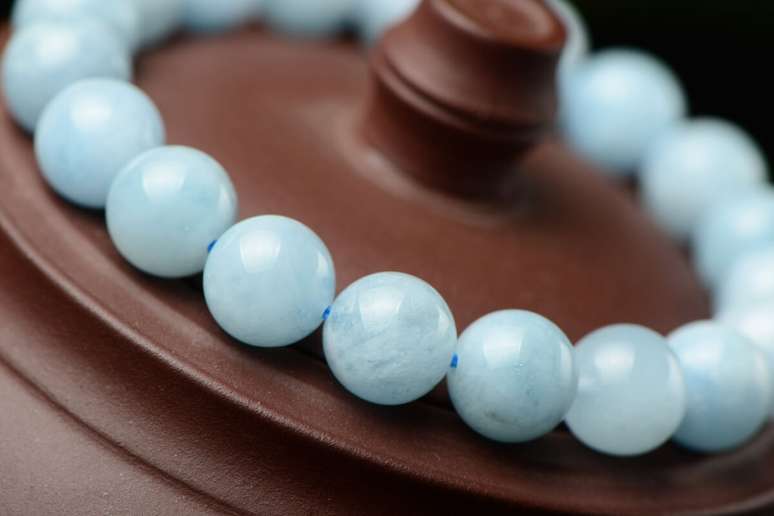 Usar a &aacute;gua-marinha como acess&oacute;rio ajuda a manter a mente mais serena 