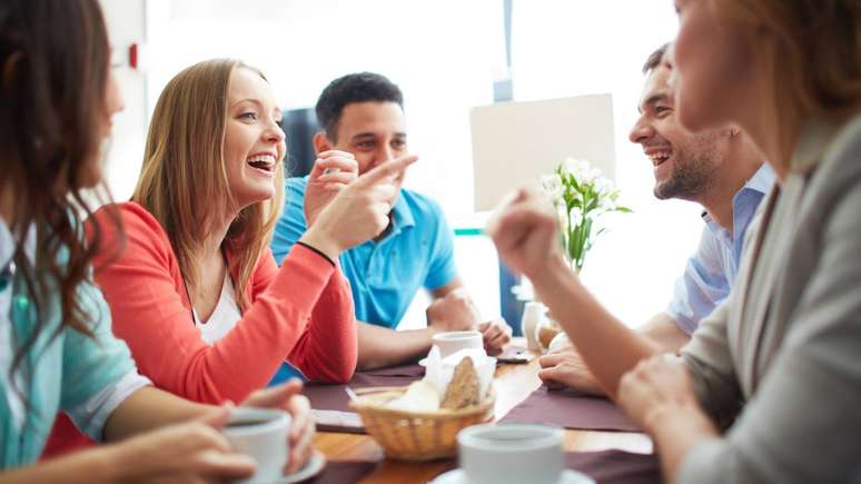 As cartas do dia falam sobre leveza e encontro com pessoas queridas. Veja a explicação da especialista em Baralho Cigano