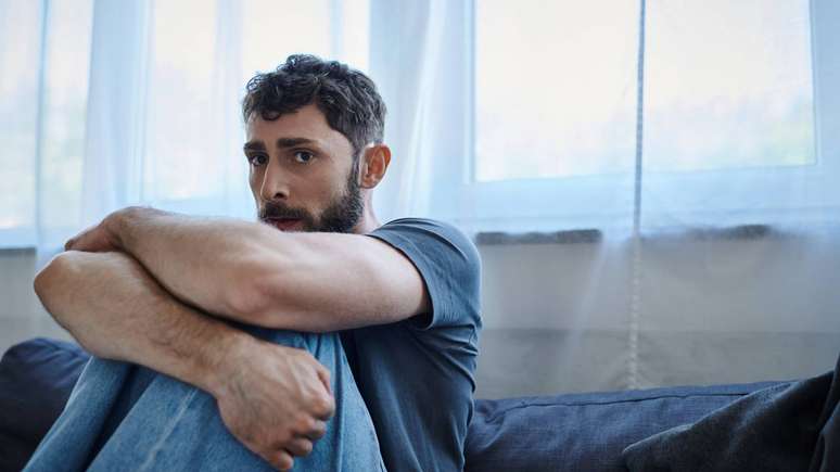 A esquizofrenia é um transtorno mental crônico que interfere diretamente na percepção da realidade, podendo provocar episódios de delírios, alucinações e pensamentos desorganizados – depositphotos.com / HayDmitriy