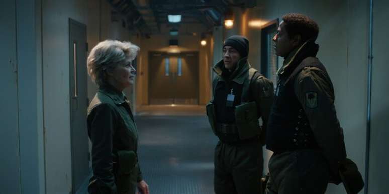 Cientista e militar de alta patente, Dra. Kay (Linda Hamilton) ordenou seus soldados a ca&ccedil;arem Onze (Millie Bobby Brown)