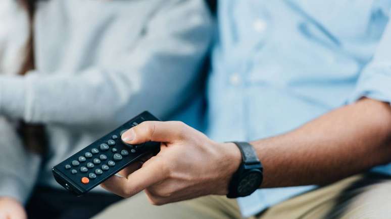 Mesmo com smartphones e casas inteligentes, o controle remoto ainda é sinônimo de praticidade – depositphotos.com / AllaSerebrina