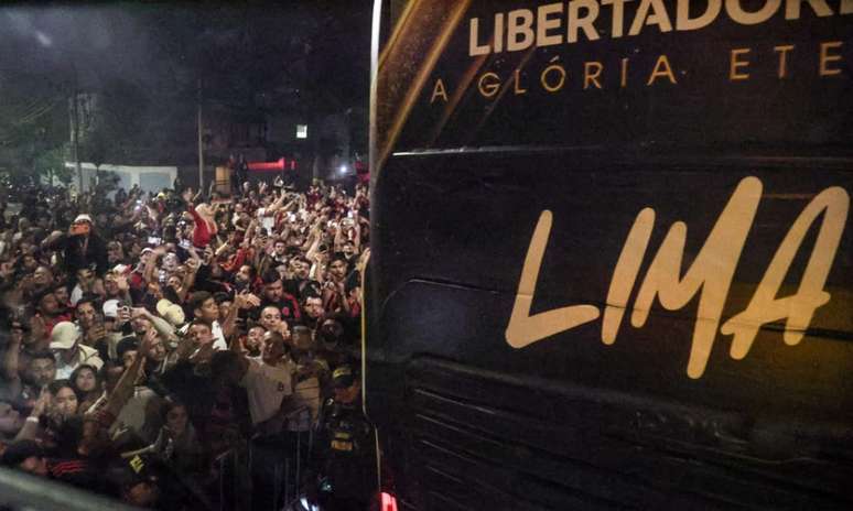 Fans gather en masse as Flamengo's bus arrives at the hotel in Lima.