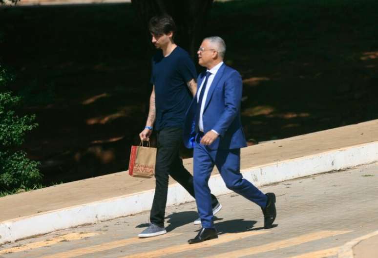 Jair Renan arrives at the National Front control body to visit his father