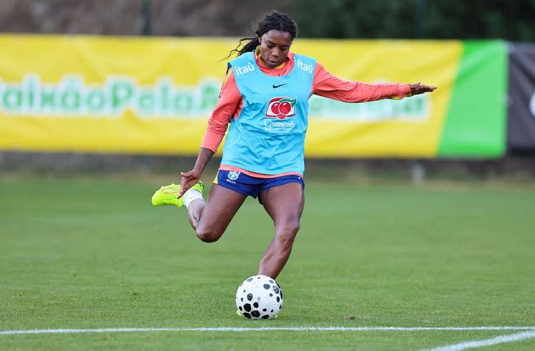 Ludmila durante treino da Sele&ccedil;&atilde;o Brasileira na Espanha &ndash;