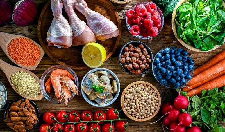 ఆరోగ్యకరమైన, యువ మెదడును నిర్వహించడానికి న్యూరాలజిస్ట్ యొక్క రహస్యాలు: అతను ఎప్పుడూ టేబుల్‌పై ఉంచని నాలుగు ఆహారాలు.