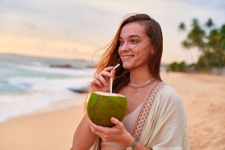 Manter o corpo hidratado melhora a resistência natural da barreira cutânea 