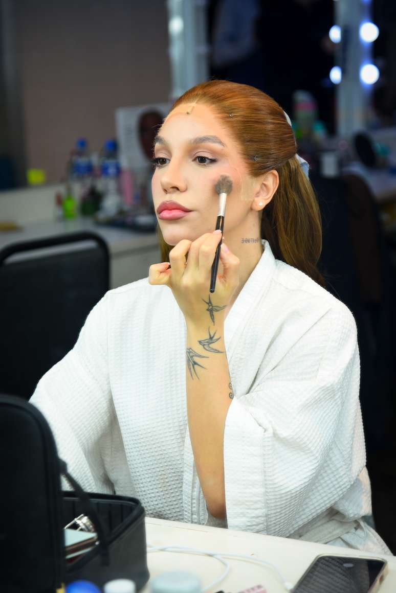 Priscilla Alcântara no backstage de “Wicked” 