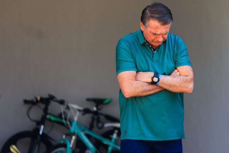 Ex-presidente Jair Bolsonaro durante aparição no quintal da casa onde ele cumpre prisão domiciliar, em Brasília.