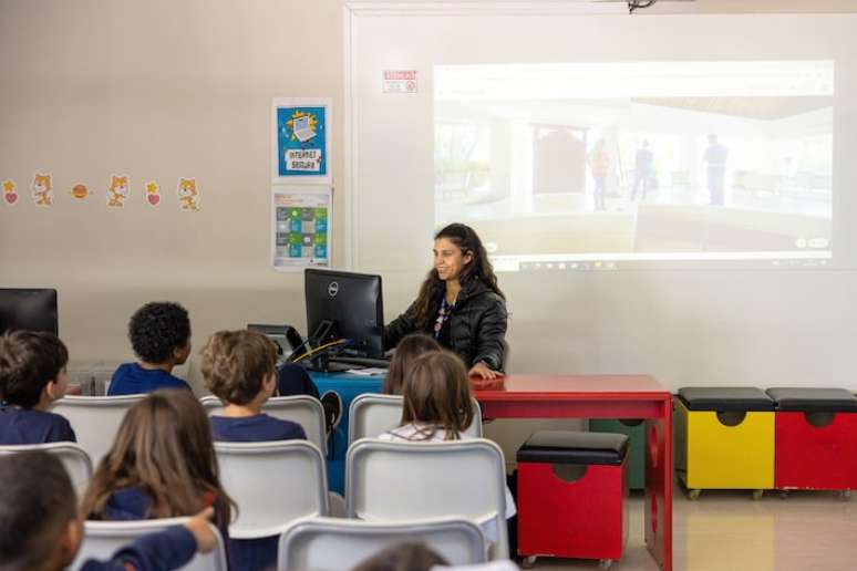 సావో పాలోలోని కొలేజియో పోర్టో సెగురోలో డిజిటల్ అక్షరాస్యత తరగతి.