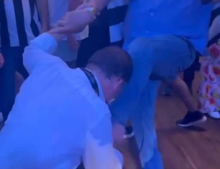 John Textor polishes the shoes of Carlos Augusto Montenegro, former president of Botafogo 