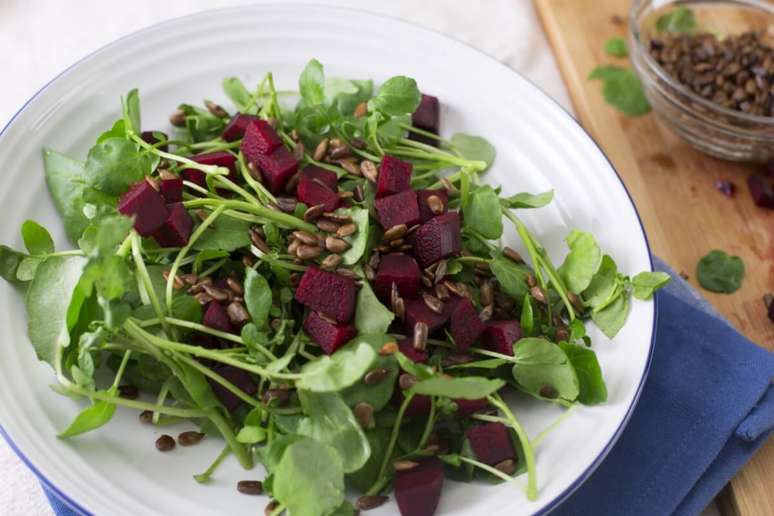 Salada de agrião com beterraba e sementes de girassol