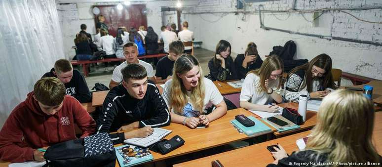 రష్యా దాడుల కారణంగా, ఉక్రేనియన్ విద్యార్థులు భూగర్భ ఆశ్రయాలలో తరగతులకు హాజరవుతారు