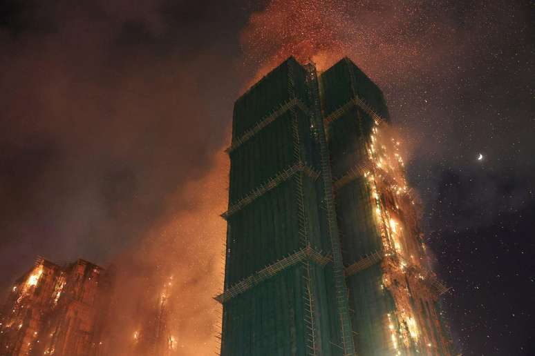 O inc&ecirc;ndio chegou a ser classificado como de n&iacute;vel 5, o mais grave em Hong Kong