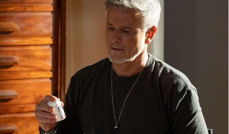 'டோனா டி மிம்' இல் ஜாக்ஸ் (மார்செல்லோ நோவாஸ்) போவாஸின் கட்டுப்பாட்டையும் ரோசாவின் (சுலே பிராங்கோ) பாதுகாவலரையும் பெறுகிறார்.