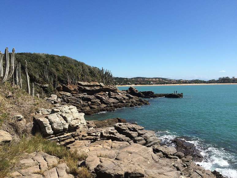 Cada praia de Búzios tem uma personalidade única — do mar tranquilo às ondas perfeitas para os amantes do surf – Wikimedia Commons/TMbux