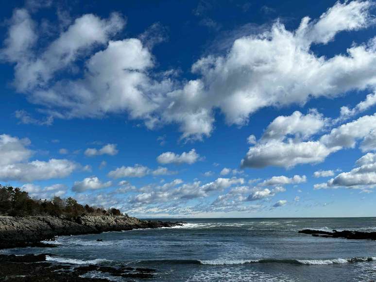 um céu nublado acima de uma costa rochosa