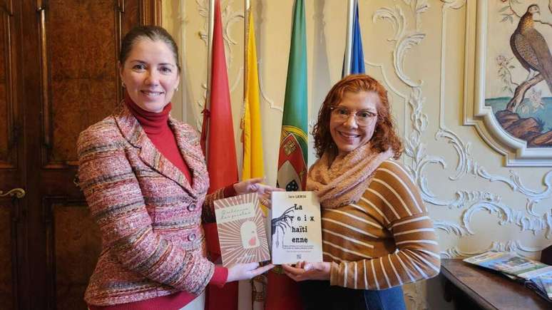 பிரேசிலைச் சேர்ந்த ஐரா லெமோஸ் (வலது) மனித உரிமைகள் பாதுகாப்புத் துறையில் தனது விசாரணைகளைப் பற்றி பேசுவதற்காக, ஹோலி சீக்கான போர்த்துகீசிய தூதரகத்தின் மந்திரி ஆலோசகர் லூசியா போர்ச்சுகல் நூன்சியோவால் வரவேற்கப்பட்டார்.