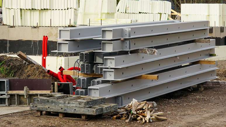 Muitas tecnologias empregadas hoje, como estruturas met&aacute;licas, sistemas de automa&ccedil;&atilde;o, gramados h&iacute;bridos e recursos sustent&aacute;veis, tornam o processo construtivo mais complexo, embora proporcionem resultado final mais eficiente e duradouro &ndash; depositphotos.com / zigmunds