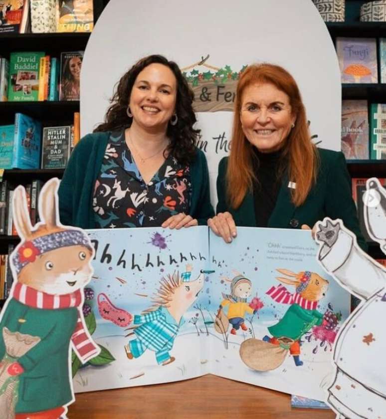 డెనిస్ హ్యూస్. మరియు సారా ఫెర్గూసన్ 'ఫ్లోరా అండ్ ఫెర్న్' సిరీస్‌లోని మొదటి పుస్తకాన్ని ఆవిష్కరించారు