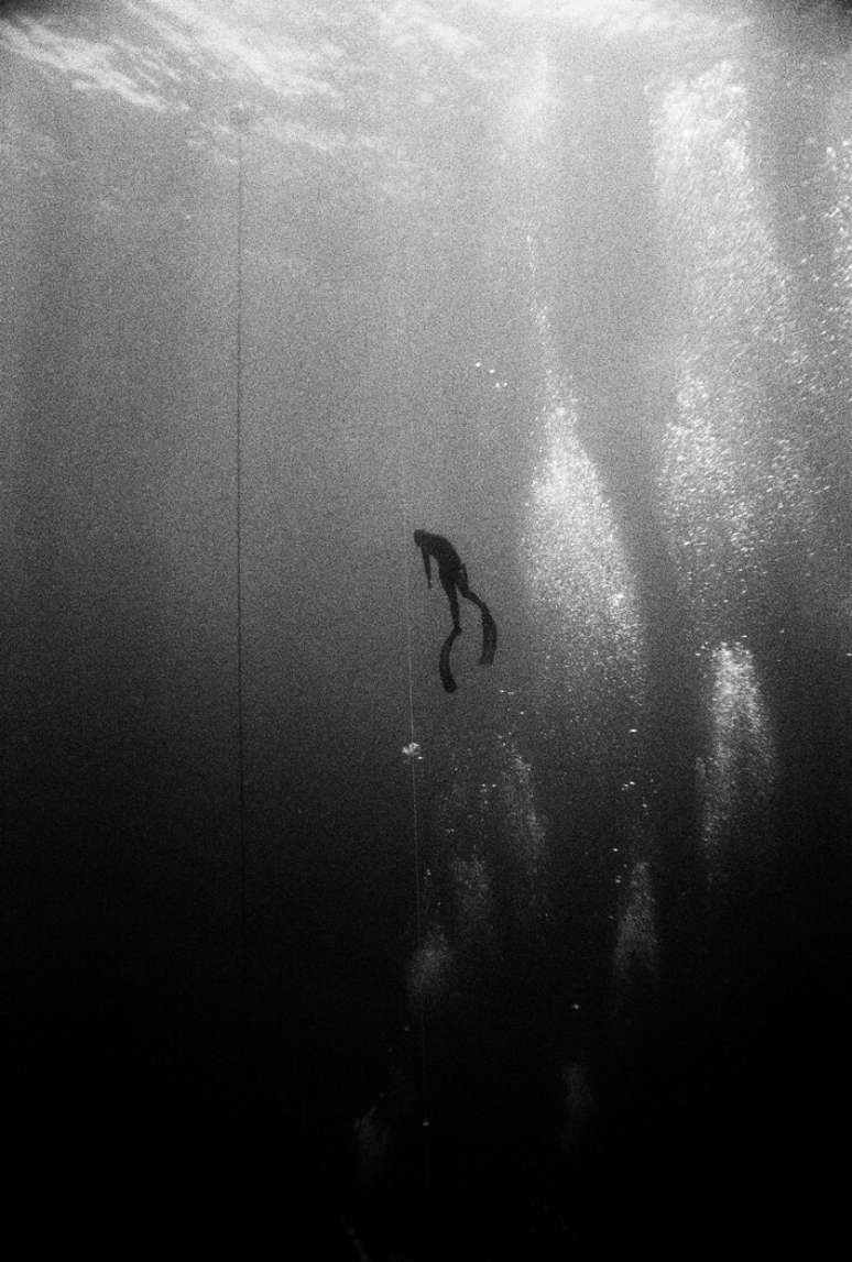 Imagem do fot&oacute;grafo Pedro Arieta na exposi&ccedil;&atilde;o 'Suspens&atilde;o', na galeria Carib&eacute;.