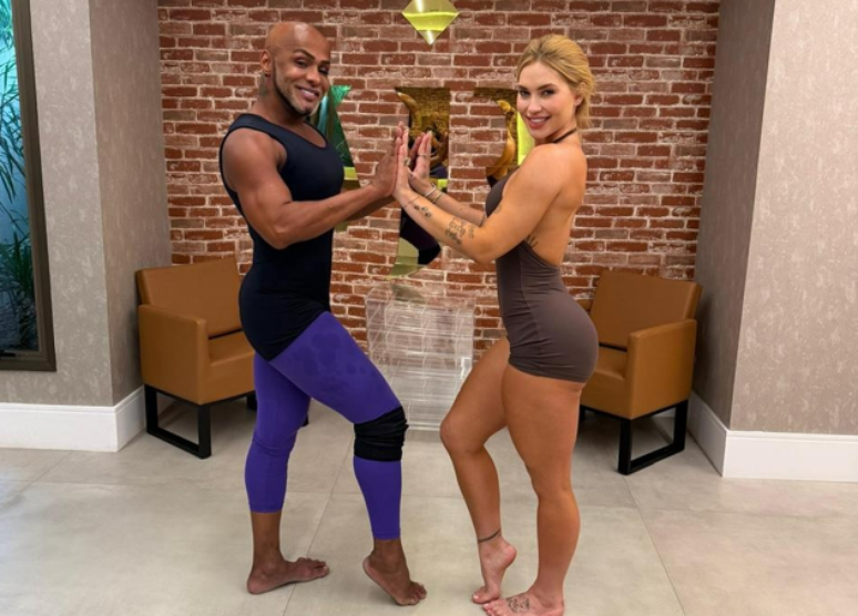 Carlinhos Salguero gives samba lessons to Virginia