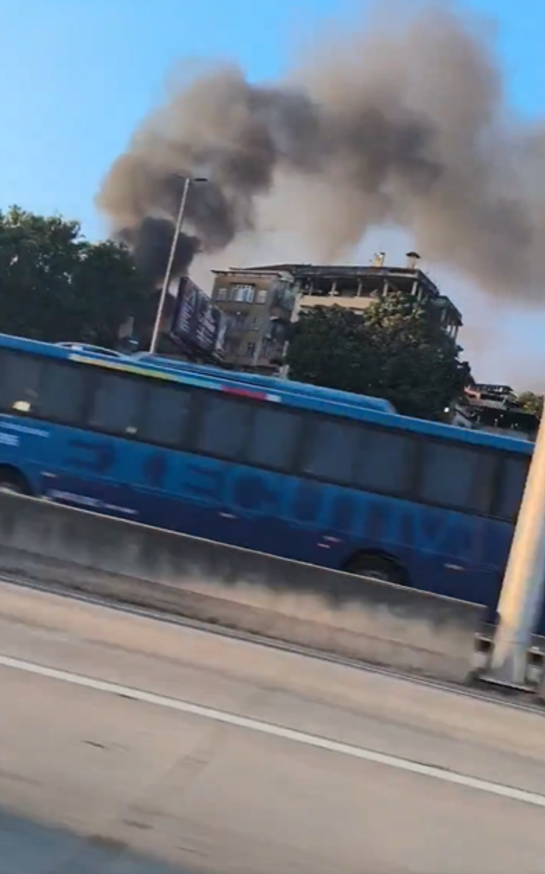 Nuvem de fumaça podia ser vista de longe, após criminosos colocarem fogo em carros e estruturas para impedir avanço da polícia