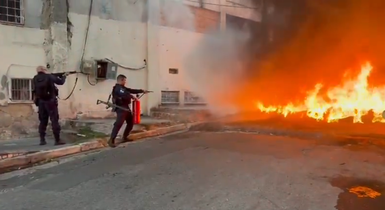 Operação Barricada Zero: criminosos colocam fogo em carros e estruturas para impedir avanço da polícia