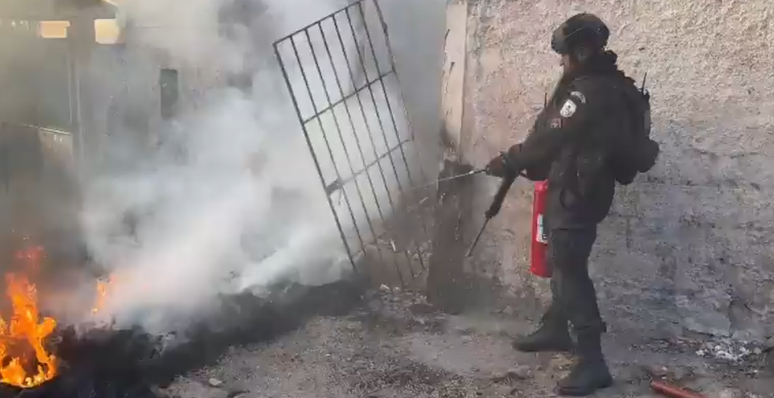 Operação Barricada Zero: criminosos colocam fogo em carros e estruturas para impedir avanço da polícia