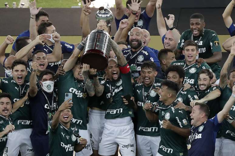 Elenco do Palmeiras celebra conquista do tri da Libertadores, em 2021, contra o Flamengo