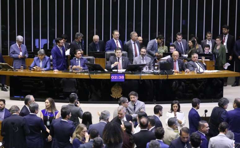 பொது சுற்றுச்சூழல் உரிமச் சட்டத்தின் மீதான வீட்டோவின் ஒரு பகுதியை காங்கிரஸ் ரத்து செய்கிறது