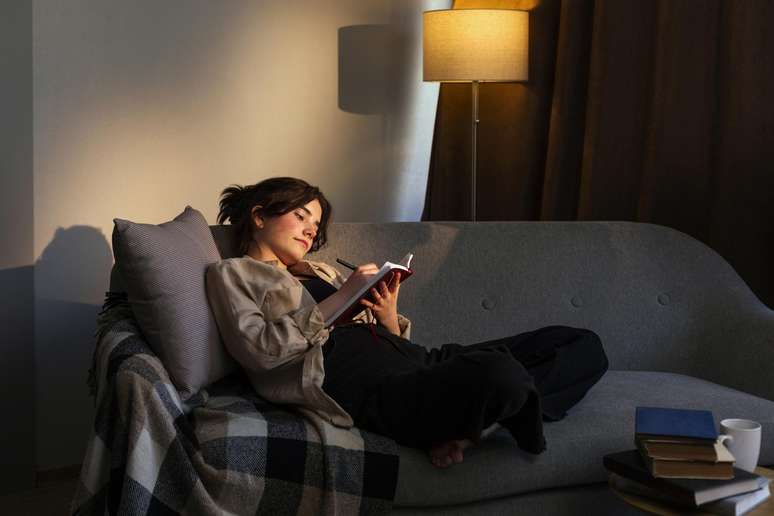 చదవడం లేదా ఆర్థిక లక్ష్యాలను నిర్దేశించడం వల్ల రాత్రిపూట తక్కువ సమయం గడపవచ్చు