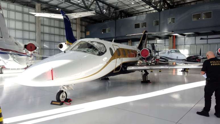 ఈ ఆపరేషన్‌లో ప్రైవేట్‌ విమానాన్ని స్వాధీనం చేసుకున్నారు