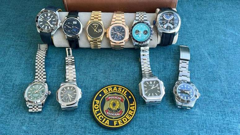 ఆపరేషన్ స్లిమ్ సమయంలో పీఎఫ్ స్వాధీనం చేసుకున్న గడియారాలు