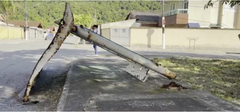 Ponto de ônibus desaba e deixa menina de 7 anos ferida em Praia Grande, SP