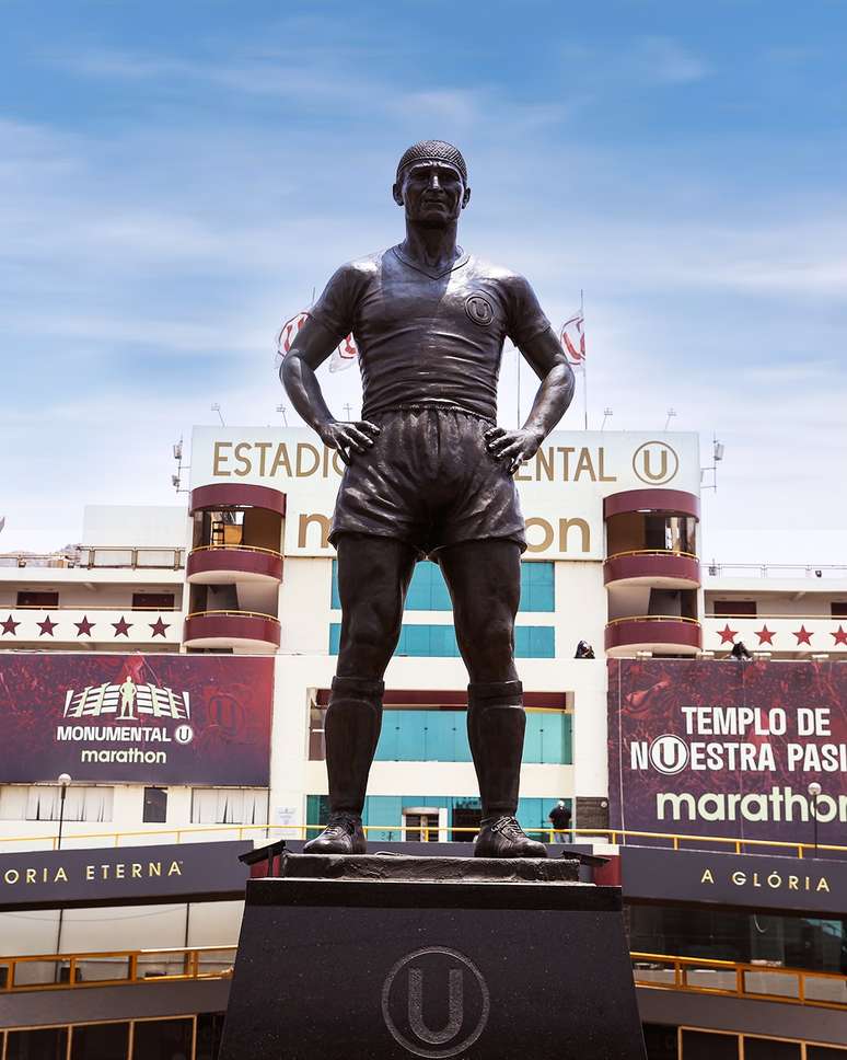 మాన్యుమెంటల్ స్టేడియం ముందు లోలో ఫెర్నాండెజ్ విగ్రహం
