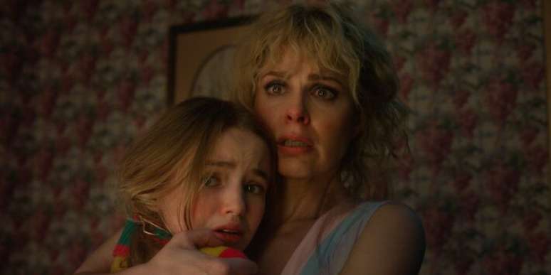 Stranger Things: Nell Fisher e Cara Buono como Holly e Karen Wheeler na quinta temporada
