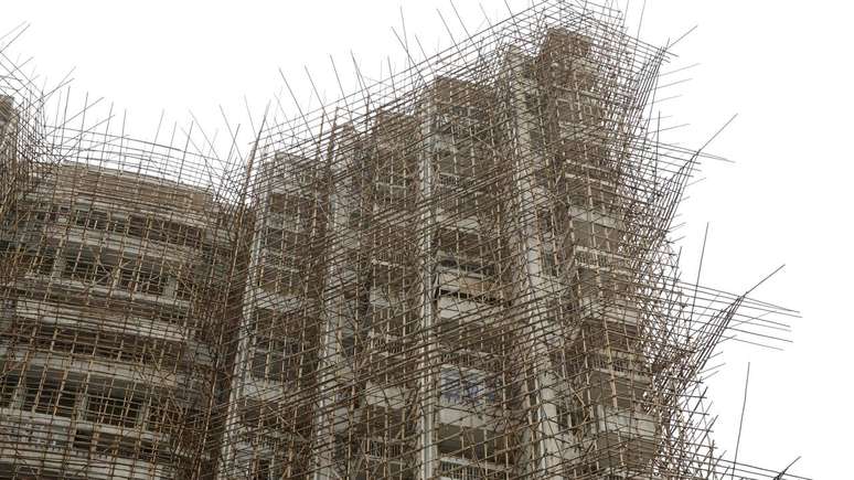 Em regiões como Hong Kong, o emprego de andaimes feitos de bambu ocorre há séculos – depositphotos.com / leungchopan